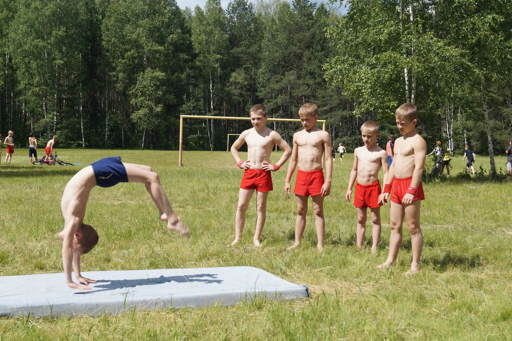Мужчина дол. Спортивный лагерь для детей. Летний спортивный лагерь мальчики. Детский спортивный лагерь. Спорт в лагере.